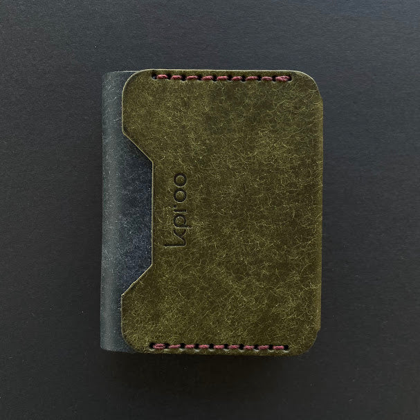 Cartera Portaplacas FORTIS Policía Nacional – Piel Italiana Cosida a Mano – Edición: Oliva y Azul M Hilo Granate