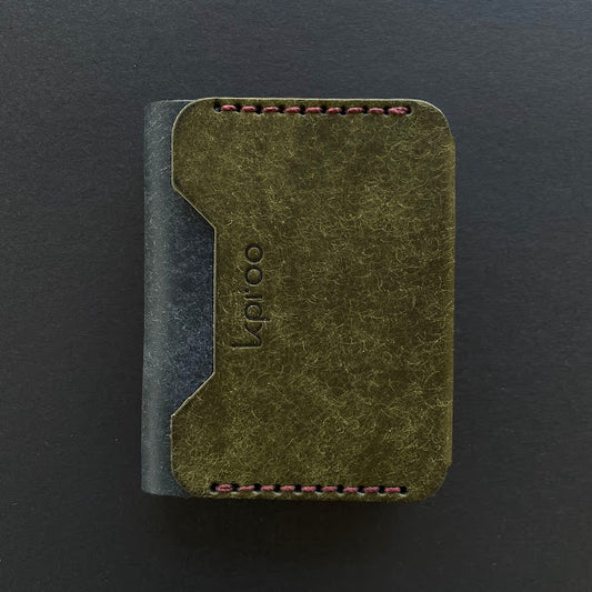 Cartera Portaplacas FORTIS Policía Nacional – Piel Italiana Cosida a Mano – Edición: Oliva y Azul M Hilo Granate