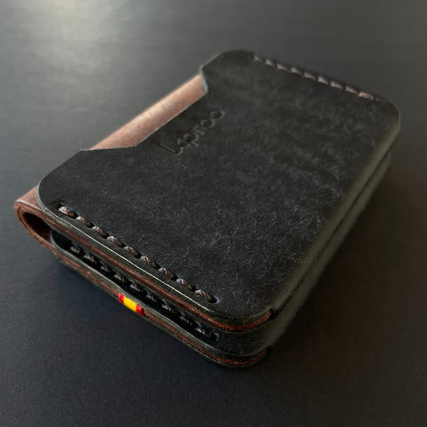 Cartera Portaplacas FORTIS Policía Nacional – Piel Italiana Cosida a Mano – Edición: Negra y Tabaco Hilo Marrón con Bandera