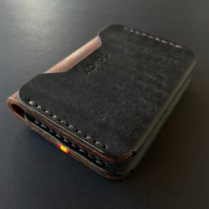 Cartera Portaplacas FORTIS Policía Nacional – Piel Italiana Cosida a Mano – Edición: Negra y Tabaco Hilo Marrón con Bandera