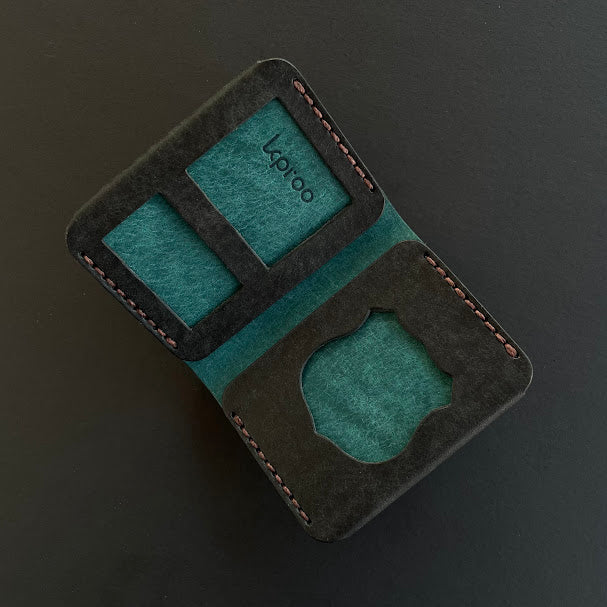 Cartera Portaplacas FORTIS Mossos d'Esquadra | Edición Negra Ortensia Hilo Marrón | Cuero Cosido a Mano – KPROO