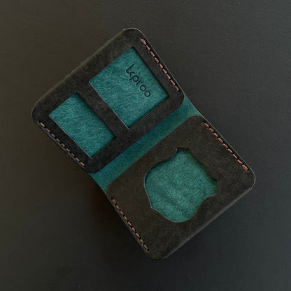 Cartera Portaplacas FORTIS Mossos d'Esquadra | Edición Negra Ortensia Hilo Marrón | Cuero Cosido a Mano – KPROO