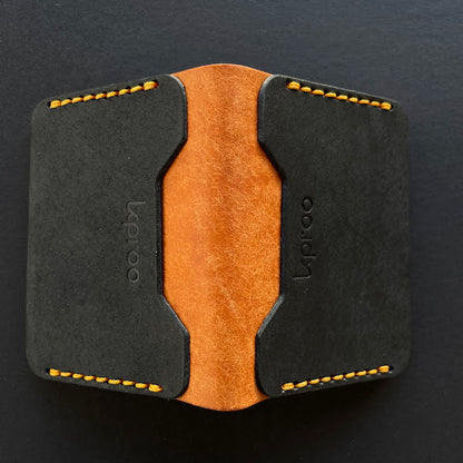 Cartera Portaplacas FORTIS Policía Nacional – Piel Italiana Cosida a Mano – Edición: Negro y Olmo Hilo Naranja