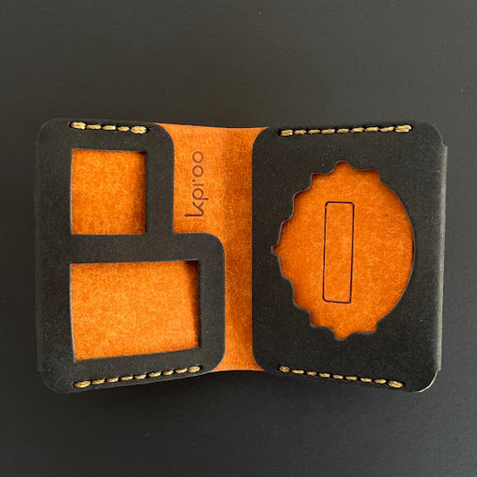 Cartera Portaplacas FORTIS Guardia Civil – Piel Italiana Cosida a Mano – Edición: Negra y Olmo Hilo Marrón