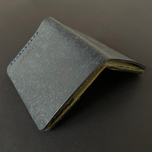 Cartera Portaplacas COMPAC Policía Nacional – Piel Italiana Cosida a Mano – Edición: Azul M y Oliva Hilo Azul con Bandera
