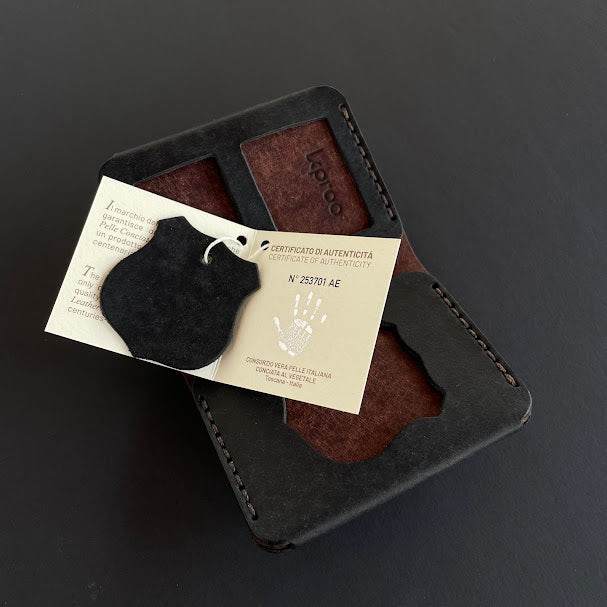 Cartera Portaplacas FORTIS Mossos d'Esquadra | Edición Negra Ortensia Hilo Marrón | Cuero Cosido a Mano – KPROO