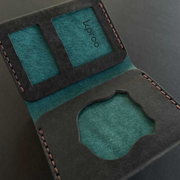 Cartera Portaplacas FORTIS Mossos d'Esquadra | Edición Negra Ortensia Hilo Marrón | Cuero Cosido a Mano – KPROO