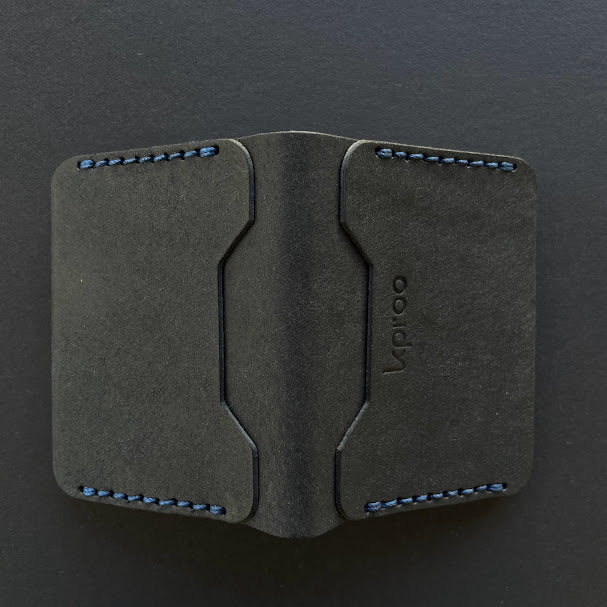 Cartera Portaplacas FORTIS Policía Nacional – Piel Italiana Cosida a Mano – Edición: Negra Hilo Azul