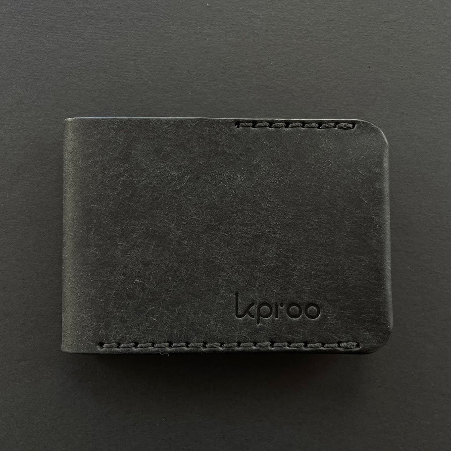 Cartera Portaplacas BASIC | Edición Negra Hilo Negro | Todas las Corporaciones | Cuero Cosido a Mano – KPROO