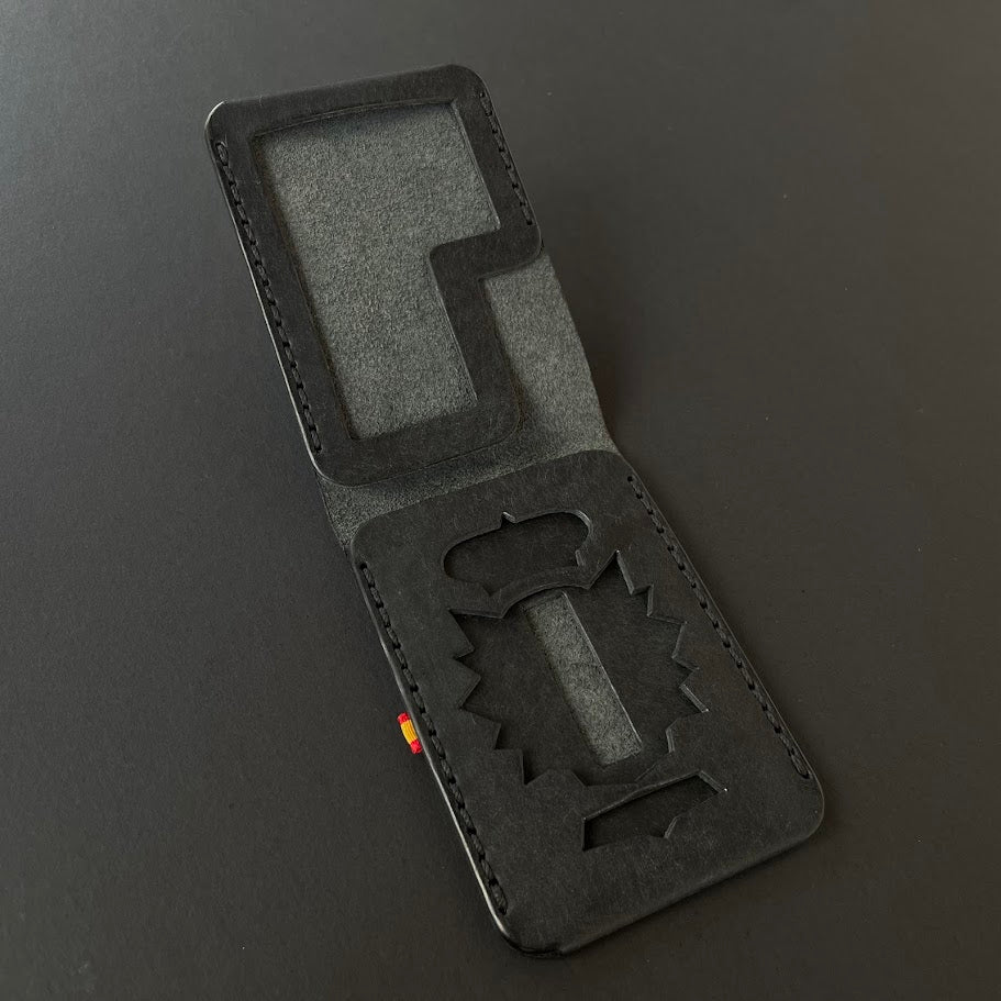 Cartera Portaplacas BASIC | Edición Negra Hilo Negro | Todas las Corporaciones | Cuero Cosido a Mano – KPROO