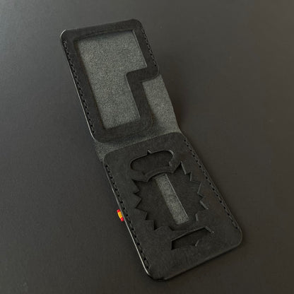 Cartera Portaplacas BASIC | Edición Negra Hilo Negro | Todas las Corporaciones | Cuero Cosido a Mano – KPROO