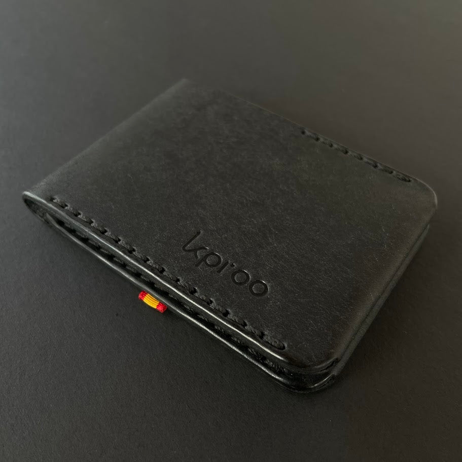 Cartera Portaplacas BASIC | Edición Negra Hilo Negro | Todas las Corporaciones | Cuero Cosido a Mano – KPROO