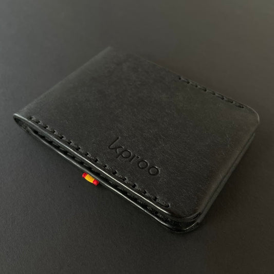 Cartera Portaplacas BASIC | Edición Negra Hilo Negro | Todas las Corporaciones | Cuero Cosido a Mano – KPROO