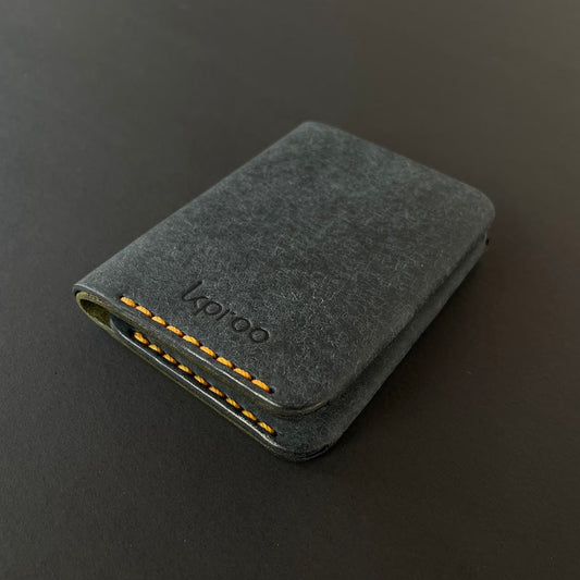 Cartera Portaplacas COMPAC | Edición Navy y Oliva Hilo Naranja | Todas las Corporaciones | Cuero Cosido a Mano – KPROO
