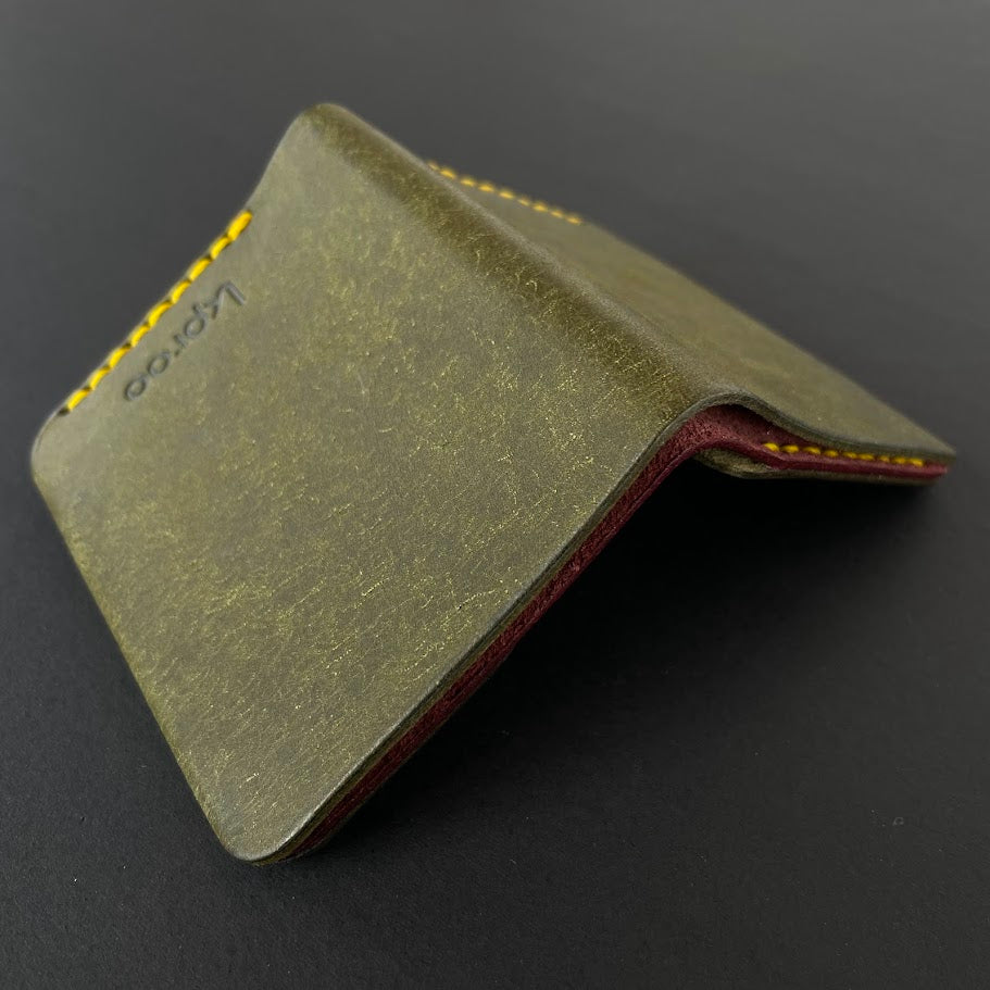Cartera Portaplacas COMPAC | Edición Oliva y Mosto Hilo Mostaza | Todas las Corporaciones | Cuero Cosido a Mano – KPROO