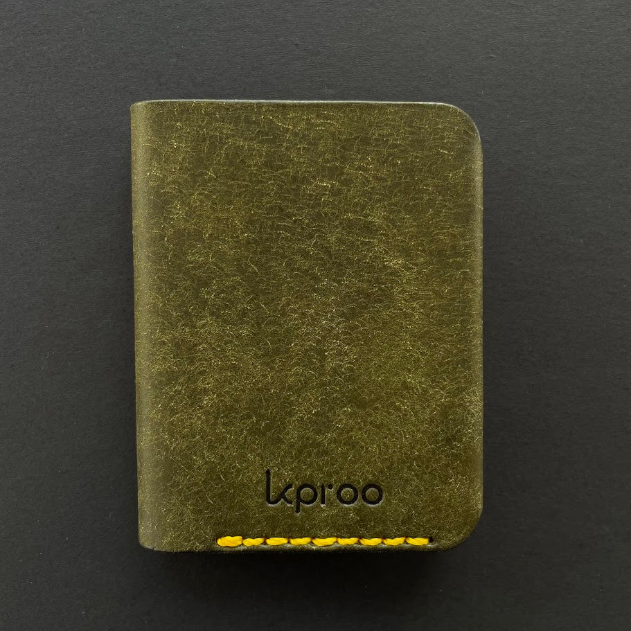 Cartera Portaplacas COMPAC | Edición Oliva y Mosto Hilo Mostaza | Todas las Corporaciones | Cuero Cosido a Mano – KPROO