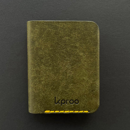 Cartera Portaplacas COMPAC | Edición Oliva y Mosto Hilo Mostaza | Todas las Corporaciones | Cuero Cosido a Mano – KPROO
