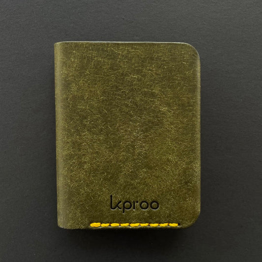 Cartera Portaplacas COMPAC | Edición Oliva y Mosto Hilo Mostaza | Todas las Corporaciones | Cuero Cosido a Mano – KPROO