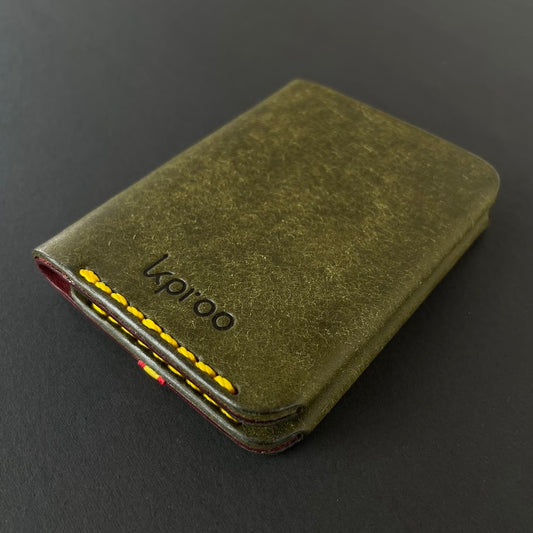 Cartera Portaplacas COMPAC | Edición Oliva y Mosto Hilo Mostaza | Todas las Corporaciones | Cuero Cosido a Mano – KPROO
