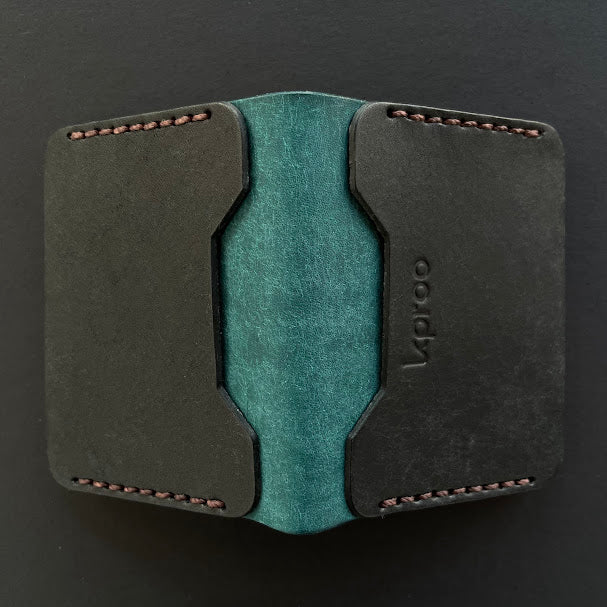 Cartera Portaplacas FORTIS Mossos d'Esquadra | Edición Negra Ortensia Hilo Marrón | Cuero Cosido a Mano – KPROO