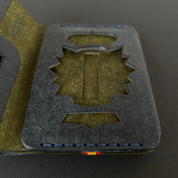 Cartera Portaplacas COMPAC Policía Nacional – Piel Italiana Cosida a Mano – Edición: Azul M y Oliva Hilo Azul con Bandera