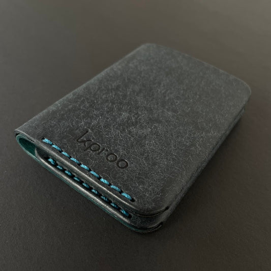 Cartera Portaplacas COMPAC | Edición Navy y Ortensia Hilo Turquesa | Todas las Corporaciones | Cuero Cosido a Mano – KPROO
