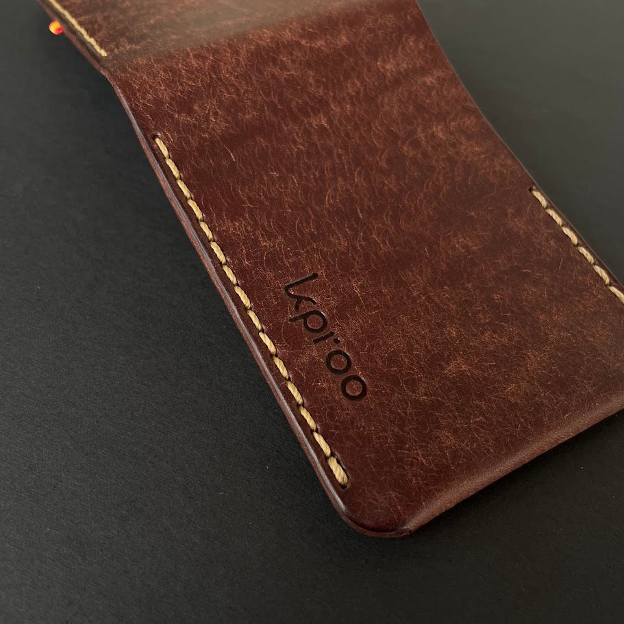 Cartera Portaplacas BASIC | Edición Tabaco Hilo Marrón | Cuero Cosido a Mano – KPROO