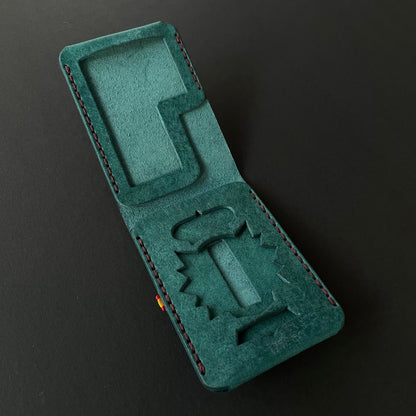 Cartera Portaplacas BASIC | Edición Ortensia Hilo Granate | Todas las Corporaciones | Cuero Cosido a Mano – KPROO