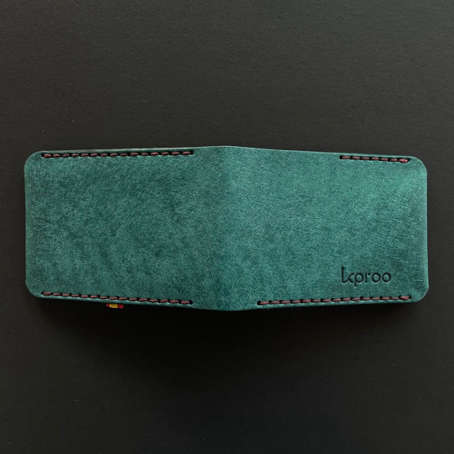 Cartera Portaplacas BASIC | Edición Ortensia Hilo Granate | Todas las Corporaciones | Cuero Cosido a Mano – KPROO