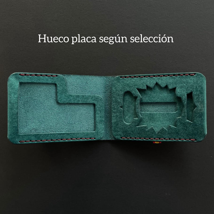 Cartera Portaplacas BASIC | Edición Ortensia Hilo Granate | Todas las Corporaciones | Cuero Cosido a Mano – KPROO