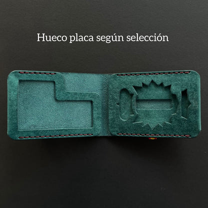 Cartera Portaplacas BASIC | Edición Ortensia Hilo Granate | Todas las Corporaciones | Cuero Cosido a Mano – KPROO