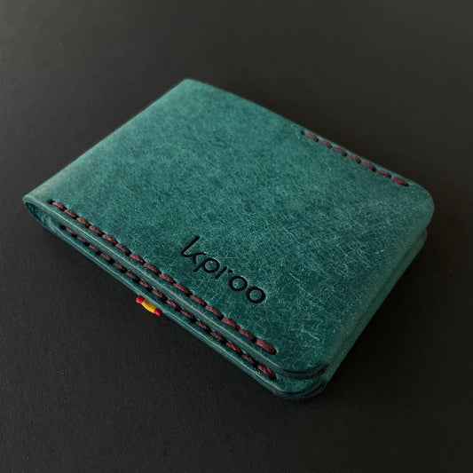 Cartera Portaplacas BASIC | Edición Ortensia Hilo Granate | Todas las Corporaciones | Cuero Cosido a Mano – KPROO