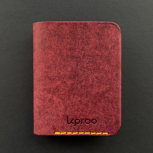 Cartera Portaplacas COMPAC | Edición Mosto y Oliva Hilo Mostaza | Todas las Corporaciones | Cuero Cosido a Mano – KPROO