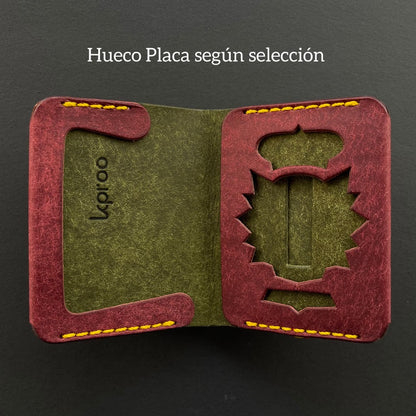 Cartera Portaplacas COMPAC | Edición Mosto y Oliva Hilo Mostaza | Todas las Corporaciones | Cuero Cosido a Mano – KPROO