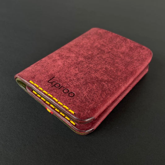 Cartera Portaplacas COMPAC | Edición Mosto y Oliva Hilo Mostaza | Todas las Corporaciones | Cuero Cosido a Mano – KPROO