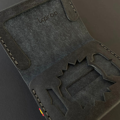 Cartera Portaplacas COMPAC Policía Nacional | Edición Negra Azul M Hilo Gris | Cuero Cosido a Mano – KPROO