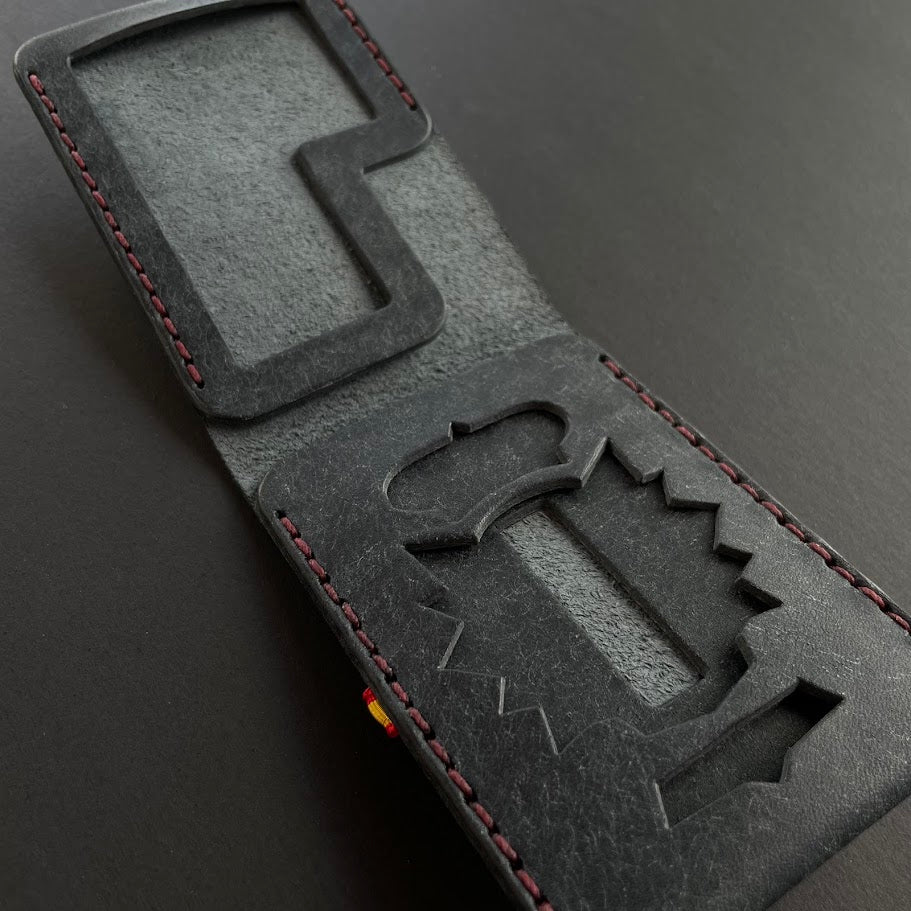 Cartera Portaplacas BASIC | Edición Negra Hilo Granate | Cuero Cosido a Mano – KPROO