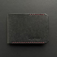 Cartera Portaplacas BASIC | Edición Negra Hilo Granate | Cuero Cosido a Mano – KPROO