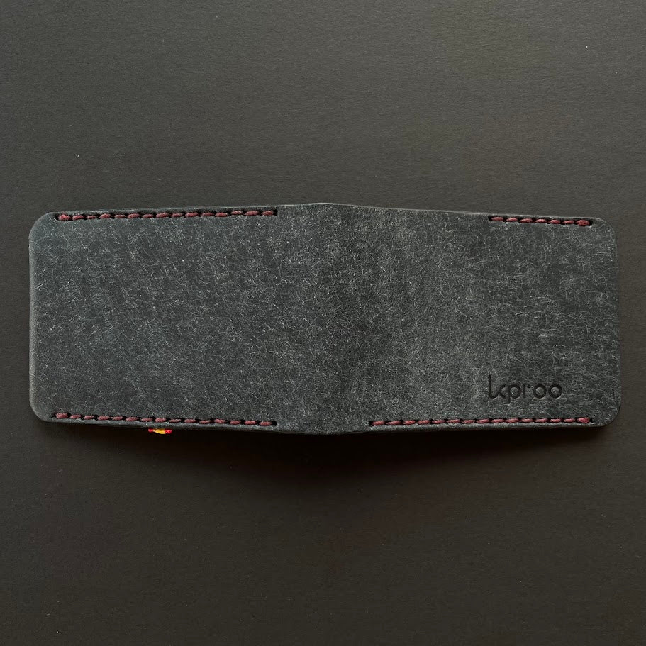 Cartera Portaplacas BASIC | Edición Negra Hilo Granate | Cuero Cosido a Mano – KPROO