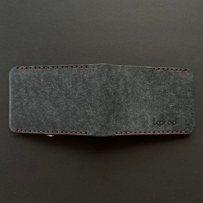 Cartera Portaplacas BASIC | Edición Negra Hilo Granate | Cuero Cosido a Mano – KPROO