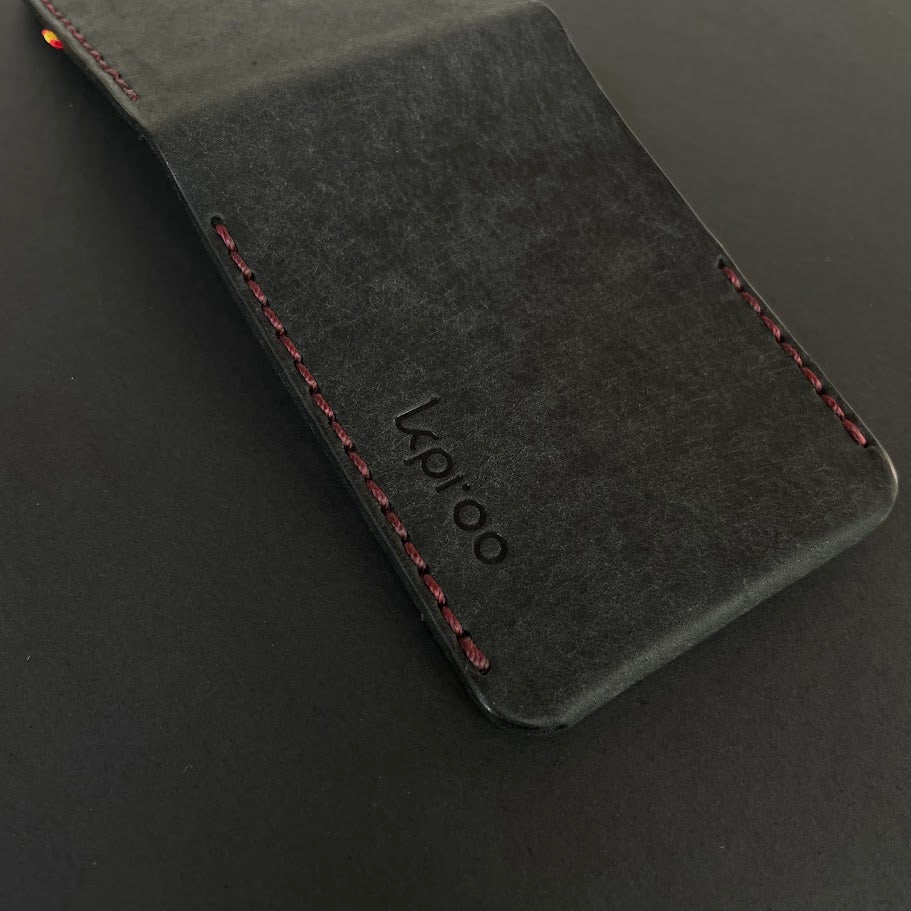 Cartera Portaplacas BASIC | Edición Negra Hilo Granate | Cuero Cosido a Mano – KPROO