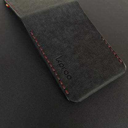 Cartera Portaplacas BASIC | Edición Negra Hilo Granate | Cuero Cosido a Mano – KPROO