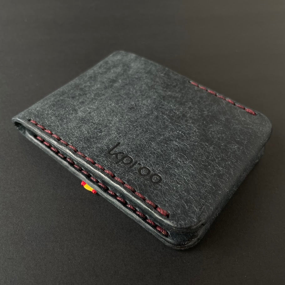 Cartera Portaplacas BASIC | Edición Negra Hilo Granate | Cuero Cosido a Mano – KPROO