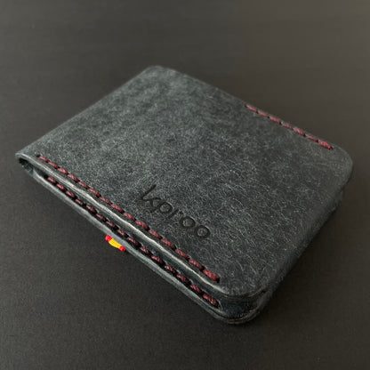 Cartera Portaplacas BASIC | Edición Negra Hilo Granate | Cuero Cosido a Mano – KPROO