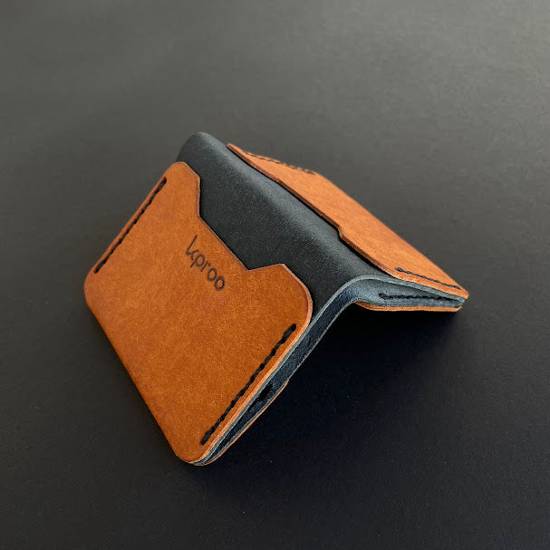 Cartera Portaplacas FORTIS Guardia Civil – Piel Italiana Cosida a Mano – Edición: Olmo y Azul M Hilo Negro