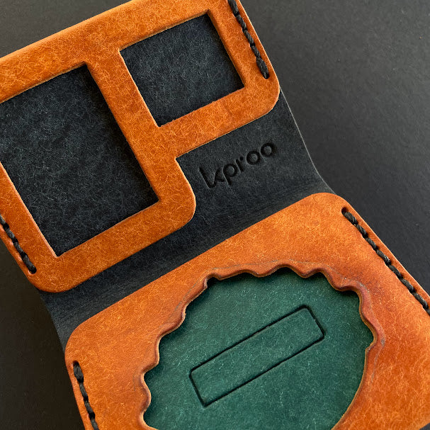 Cartera Portaplacas FORTIS Guardia Civil – Piel Italiana Cosida a Mano – Edición: Olmo y Azul M Hilo Negro