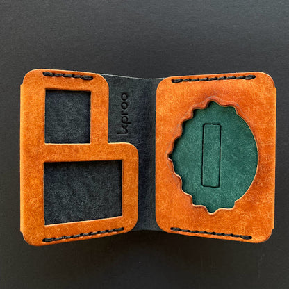 Cartera Portaplacas FORTIS Guardia Civil – Piel Italiana Cosida a Mano – Edición: Olmo y Azul M Hilo Negro
