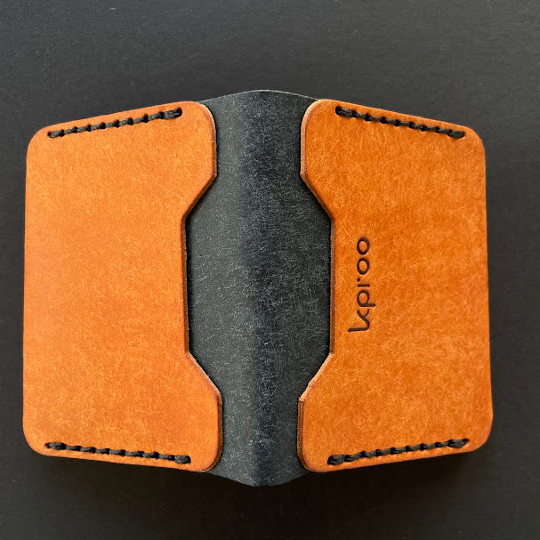 Cartera Portaplacas FORTIS Guardia Civil – Piel Italiana Cosida a Mano – Edición: Olmo y Azul M Hilo Negro