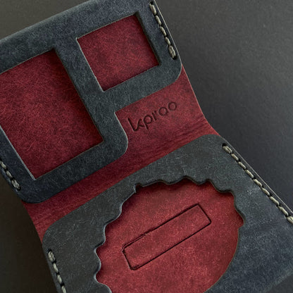 Cartera Portaplacas FORTIS Guardia Civil – Piel Italiana Cosida a Mano – Edición: Azul M y Mosto Hilo Verde