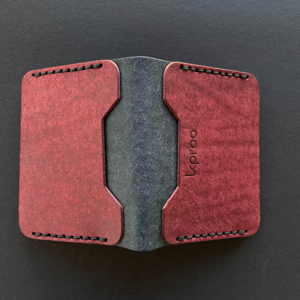 Cartera Portaplacas FORTIS Policía Nacional – Piel Italiana Cosida a Mano – Edición: Mosto y Azul M Hilo Negro